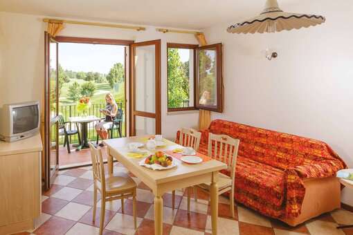 Exemple de séjour d'un appartement de la résidence de vacances Eden à Peschiera del Garda, proche du Lac de Garde, en Italie