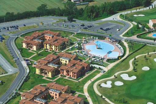 Vue aérienne de la résidence de vacances Eden à Peschiera del Garda, proche du Lac de Garde, en Italie