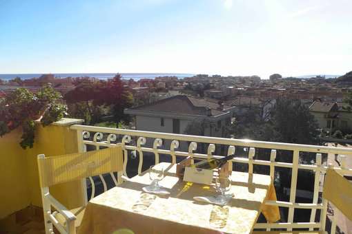 Exemple de balcon avec vue sur la ville de la résidence de vacances I Morelli à Pietra Ligurie en Italie