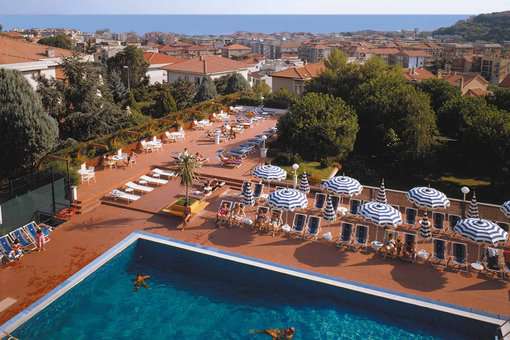 Piscine avec vue sur la ville de la résidence de vacances I Morelli à Pietra Ligurie en Italie