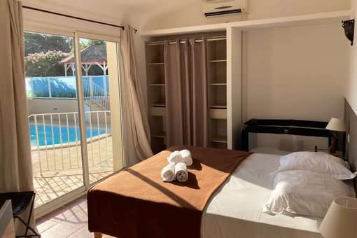 Exemple de chambre avec lit double d'une villa 5 pièces de la résidence de vacances Cala Corsica à Porto Vecchio