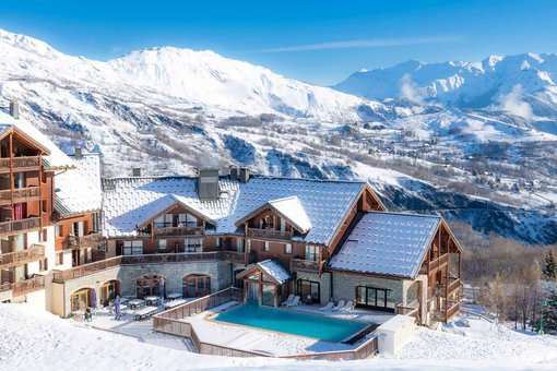 Outdoor and heated outdoor swimming pool of the holiday residence Goélia Les Alpages du Corbier in winter