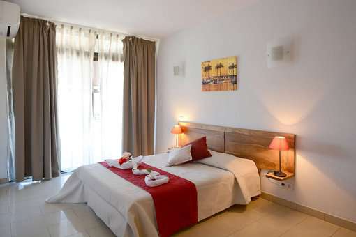 Exemple de chambre d'un appartement de la résidence de vacances Les Calanques à Ajaccio