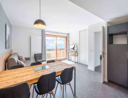 Exemple de salon et espace repas d'un appartement 2 pièces cabine 6 personnes de la résidence Les Ecrins de l'Auris à Auris-en-Oisans