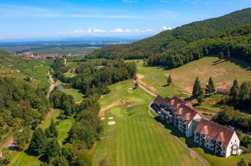 Vue de la résidence de vacances Goélia Le Domaine du Golf et du golf attenant à Ammerschwihr / Colmar  en Alsace