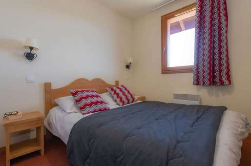 Chambre avec lit double d'un appartement de la résidence de vacances Goélia Les Alpages du Corbier