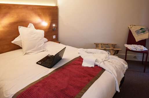 Exemple de chambre avec lit double de la résidence de vacances Les Vallées à la Bresse