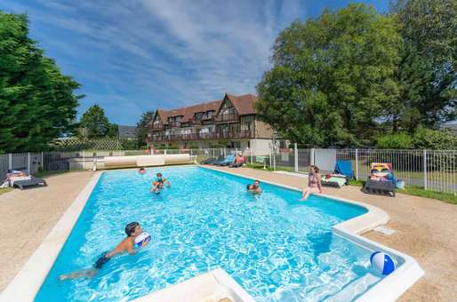 Piscine extérieure chauffée de la résidence de vacances Goélia Green Panorama à Cabourg en Normandie