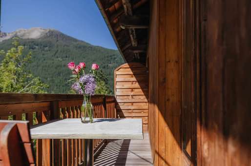 Exemple de terrasse de la résidence Les Logis d'Orres aux  Orres dans les Alpes du Sud