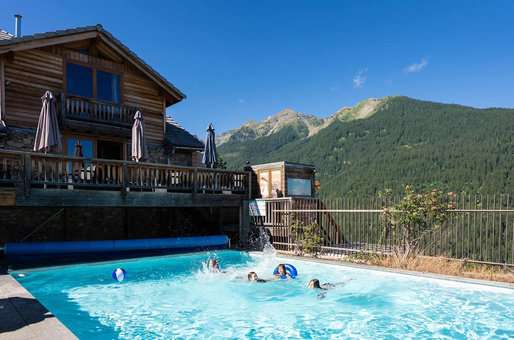 Piscine de la résidence de vacances Les Logis d'Orres aux Orres dans les Alpes du Sud