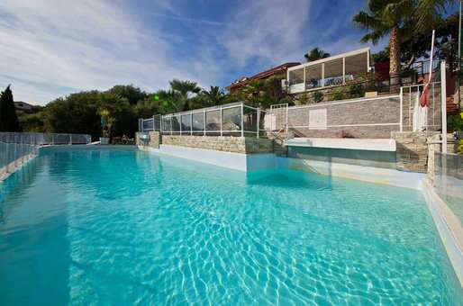 Piscine extérieure de la résidence Villa Giada à Impéria en Ligurie