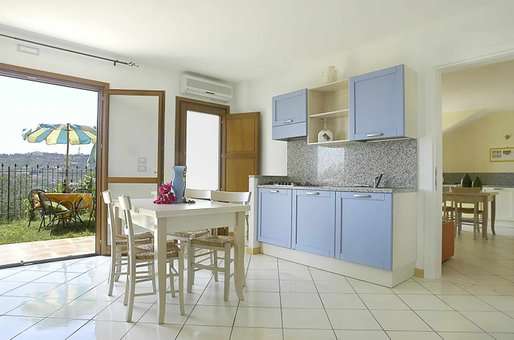Exemple de kitchenette et salon  d'un appartement de la résidence Villa Giada à Impéria en Ligurie