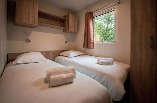 Exemple de chambres lits simples d'un logement luxe lodge de la résidence de vacances L'orangerie de Lanniron proche de Quimper en Bretagne