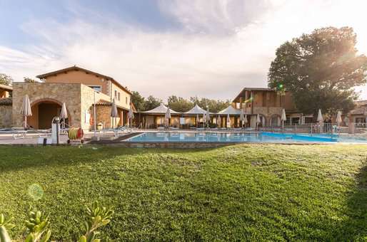 Piscine de la résidence de vacances Borgo Magliano Garden Resort en Toscane, en Italie