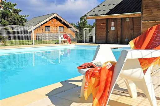 Piscine de la résidence de vacances La Crête du Berger à la Joue du Loup dans les Alpes du Sud