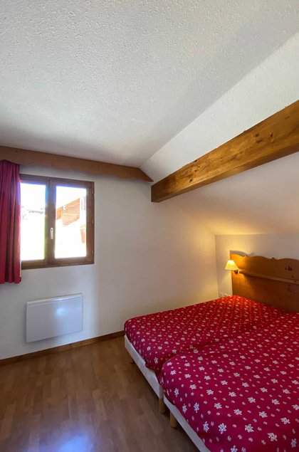 Exemple de chambre d'un 3 pièces 8 personnes de la résidence de vacances La Crête du Berger à la Joue du Loup dans les Alpes du Sud