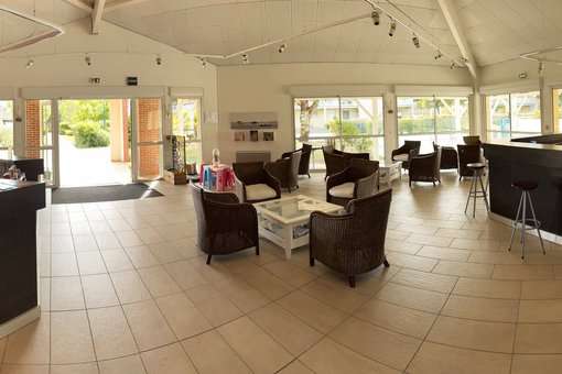 Réception et espace détente de la résidence vacances Goélia Le Cordouan à Soulac-sur-Mer