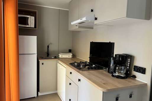 Exemple de kitchenette d'un mobil-home du Camping club Les Côtes d'Argent à Hourtin Plage