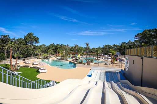Swimming pool and slides at Camping Club Les Côtes d'Argent in Hourtin plage