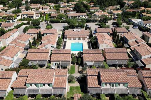 Vue aérienne de la résidence de vacances Goélia Le Mas des arènes à Mouriès près des Baux de Provence