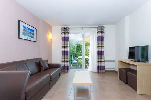 Example of a living room in a 3-room house for 6 people in the Goélia Le Domaine de Pont-Aven holiday residence in Pont-Aven in southern Brittany