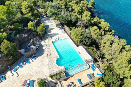 Vue aérienne de la résidence de vacances Goélia Le Domaine de la Pinède avec sa piscine à débordement au Lavandou