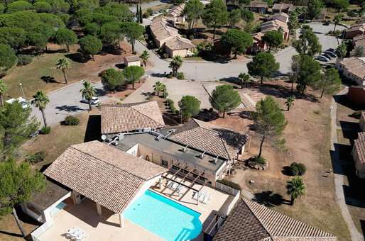 Vue aérienne de la résidence de vacances Goélia Le Village Azur à Roquebrune-sur-Argens