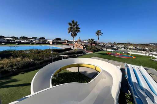 Espace aquatique de la résidence de vacances Resort Els Pins à Malgrat de Mar, sur la Costa Barcelona, en Espagne