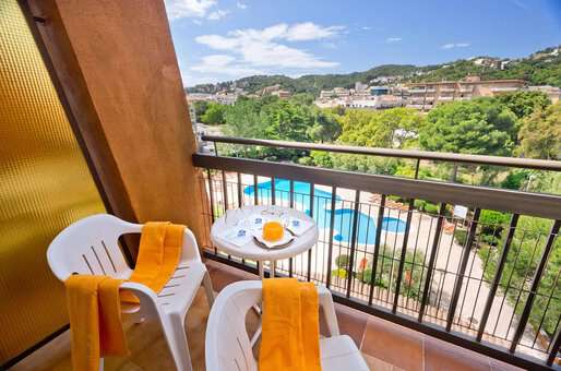 Exemple de vue d'un balcon de la résidence de vacances Apparthotel Tossa Park à Tossa de Mar en Espagne