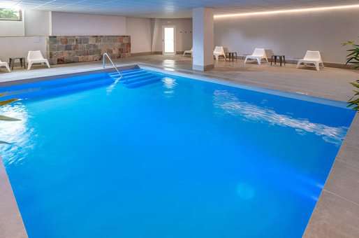 Piscine intérieure de la résidence de vacances Apparthotel Tossa Park à Tossa de Mar en Espagne