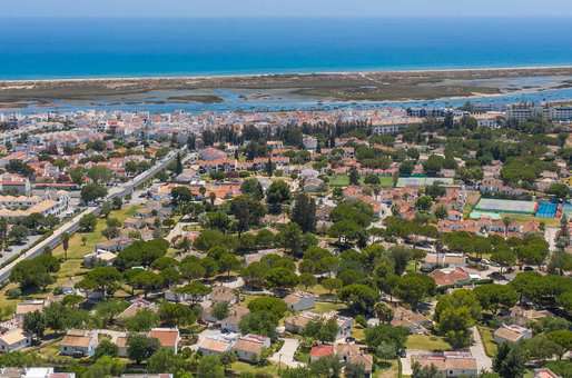 Vue aérienne de Pedras da Rainha, sur la station de Cabanas de Tavira, en Algarve, Portugal