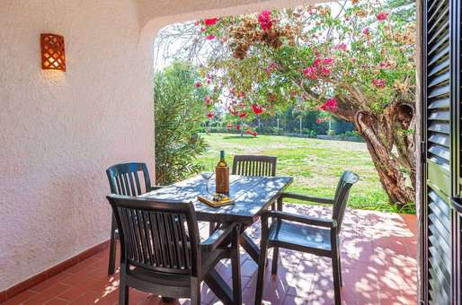 Exemple d'une terrasse d'une villa du village vacances Pedras da Rainha à Cabanas de Tavira, au Portugal