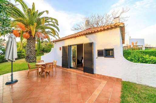 Exemple d'extérieur d'une villa 4 personnes du resort Pedras d'el Rei à Santa Luzia, en Algarve, Portugal