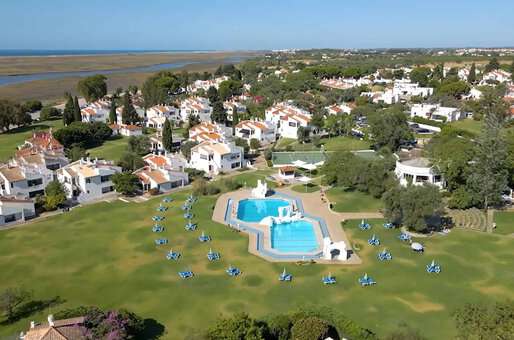 Vue aérienne du resort Pedras d'el Rei à Santa Luzia, en Algarve, Portugal