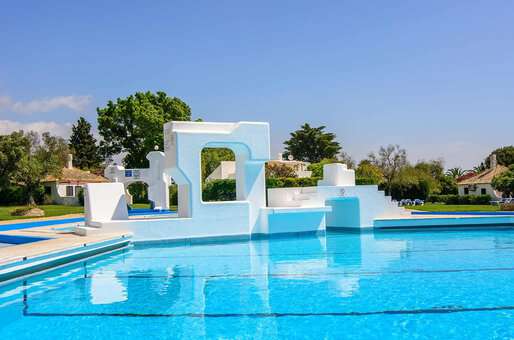 Piscine extérieure du resort Pedras d'el Rei à Santa Luzia, en Algarve, Portugal