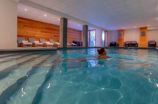 Piscine intérieure chauffée de la résidence de vacances Goélia Le Crystal à Vaujany près de l'Alpe d'Huez