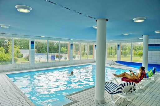 Piscine intérieure chauffée de la résidence de vacances Goélia Résidence du Golf à Carantec