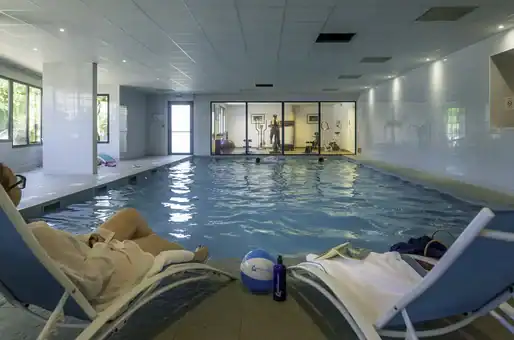 Piscine intérieure chauffée de la résidence de vacances Goélia les 7 îles à Perros Guirec