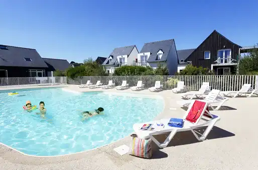 The heated outdoor swimming pool at the Goélia Les Roches holiday residence in Saint-Pol-de-Léon