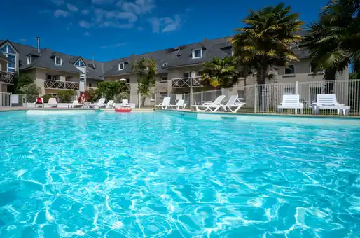 Piscine extérieure chauffée de la résidence de vacances Goélia Kermael à Saint Briac