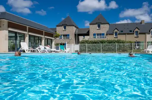 Piscine extérieure chauffée de la résidence de vacances Goélia Le Domaine des Mauriers 