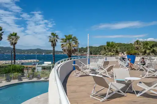 Rooftop et piscine extérieure chauffée de la résidence de vacances Goélia Le Cap Azur à Saint-Mandrier 