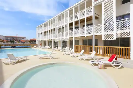 Piscine extérieure chauffée de la résidence de vacances Goélia Les Balcons pêcheurs à Mimizan