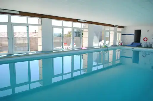 Piscine intérieure chauffée de la résidence de vacances Goélia Les Gourbets à Mimizan