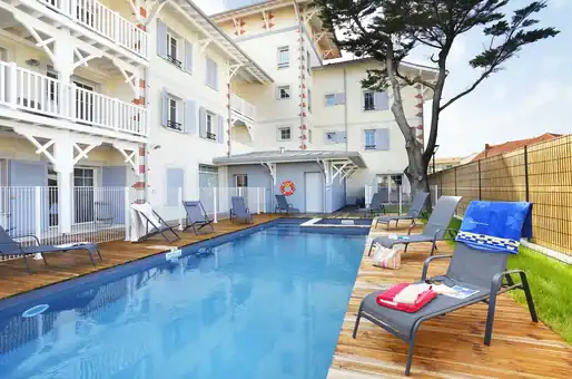 Piscine extérieure chauffée de la résidence de vacances Goélia Le marché de la plage à Mimizan
