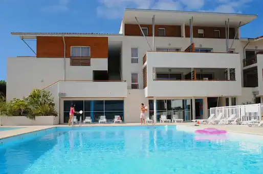 Outdoor swimming pool at the Goélia Les Terrasses de l'Océan holiday residence in Moliets