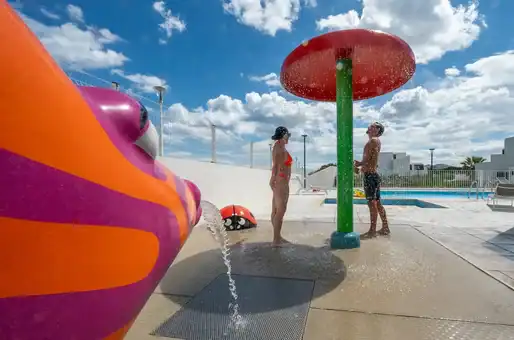 Piscine extérieure chauffée de la résidence de vacances Goélia Les Carrats à Port-Leucate