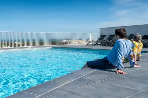 Piscine extérieure chauffée de la résidence de vacances Goélia le Sylène au Cap d'Adge