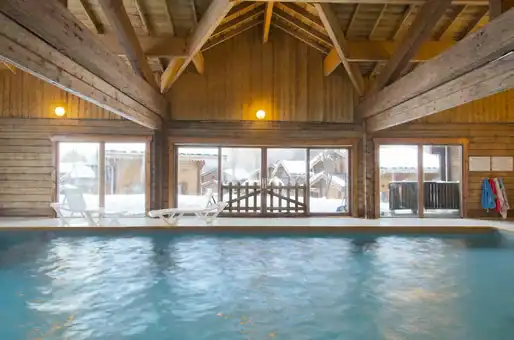 Piscine intérieure chauffée Réception de la résidence de vacances Goélia Les chalets du bois de Champelle à Morillon 