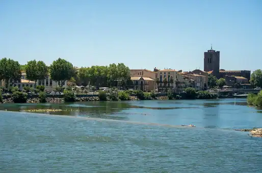 Vue de la ville d'Agde traversée par l'Hérault